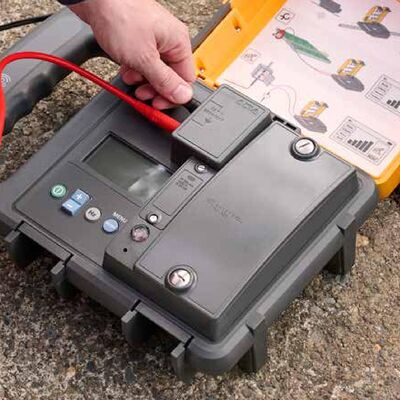 Fluke SmartTrace 2082 Underground Power Locator Providing Telecommunications Facility Detection And Precise Underground Cable Tracing