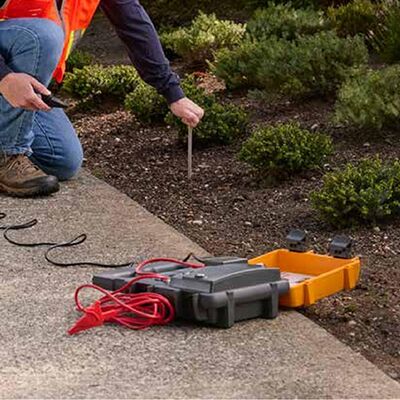 Fluke SmartTrace 2082 Underground Power Locator Providing Telecommunications Facility Detection And Precise Underground Cable Tracing